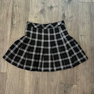 Black plaid pleated skirt